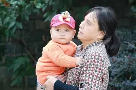 58岁妇女生二胎，大女儿扬言“不认亲”，三年过去却有大反转图片