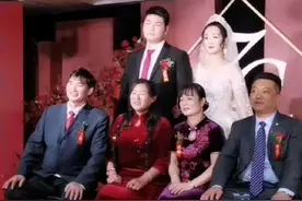 大衣哥一家六口全家福！亲家母白皙富态像生意人，姐姐在家嗑瓜子图片