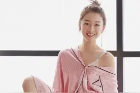 杨幂最新内衣大片，蕾丝吊带太有女人味，脚踩10厘米高跟颇有风情图片