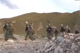 奔袭山地 穿越染毒地带！武警特战队开展高原反恐训练图片