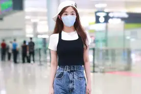 张含韵真是个时髦精，在牛仔裤裤腿中缝"剪一刀"，效果意外惊艳图片