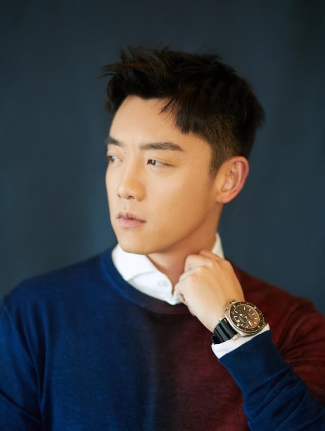 郑恺可真奢侈,穿阿玛尼西装配七千多针织衫,七万多的手表成亮点