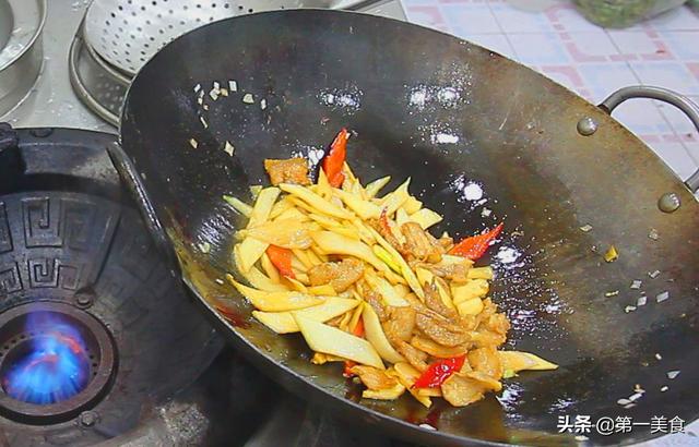 第一美食：两根茭白，一块炒肉，厨师长教你地道的家常做法