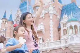 何姿秦凯一家三口游迪士尼，萌娃开心夫妻俩笑容洋溢图片
