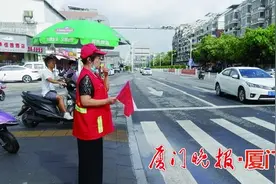 每次花48元打车赶到路口执勤，同安年逾六旬的女志愿者冒着酷暑站成一道风景图片