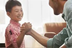男孩将来优秀与否，与爸爸关系很大，建议爸爸陪孩子做这4件事图片
