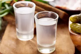习惯了晚上喝酒，那“早酒”是什么呢？为何要喝早酒？图片