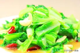 炒青菜时、最忌讳直接下锅炒！牢记3个要点，青菜翠绿不发黑图片