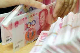 不要再工资一到卡就转走了！银行内部人员：吃亏的是自己图片