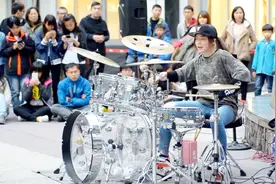 罗小白户外架子鼓演奏《东区东区》