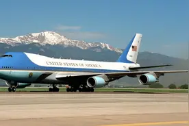 美国总统专机空军一号，号称“永不坠落”，普京34亿专机能媲美吗图片