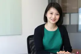 新加坡美女高官火了！长得像许晴！穿着旗袍考察民情图片
