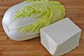 白菜里加1块豆腐，学会这样做，真是太香了，营养下饭又解馋图片