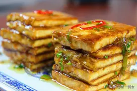 铁板豆腐的家常做法，一口锅就能做，金黄焦酥、咬一口还爆汁图片