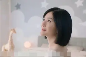 谢娜怀孕不忘捞金，裸妆挺大肚拍摄广告大片，母性光辉浓重图片