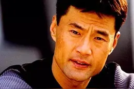“身价过亿”的于荣光：出道36年0绯闻，对"初恋丑妻"不离不弃图片