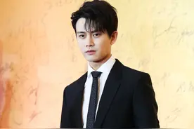 任嘉伦的西装硬照，霸道总裁在线撩人图片