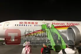 出征49天后终于回家 国足转场苏州继续备战世预赛图片