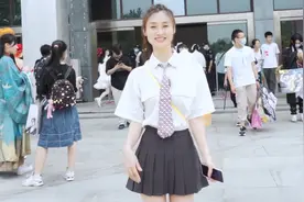 44岁母亲穿"制服"现身漫展，在JK圈引热议，网友：神仙妈妈图片