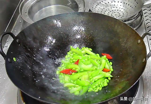把丝瓜和毛豆一起烧，原来这么好吃，清脆爽口，汤汁鲜美又营养