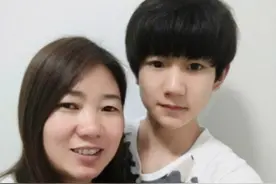 王源与妈妈走路姿势有多像？看背影就知道是一家人，霸气不失可爱图片