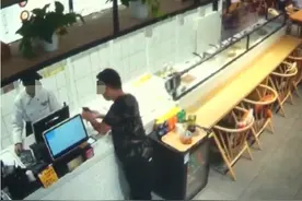 男子餐馆购物，想施“鬼手”调换百元大钞，不料被店员识破图片