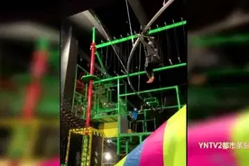 玩“网红溜索” 女子摔下头着地图片