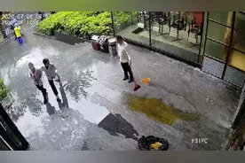 因排队取号发生口角，男子夜间在网红茶餐厅门前抛洒粪便被拘留 | 申晨间图片