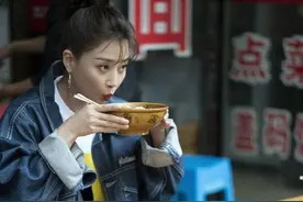 殷桃吃个早餐真洋气，牛仔外套配超长马丁靴凹造型，被奶油腿吸引图片