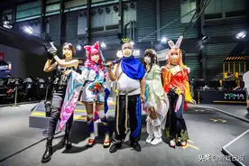 60岁大爷扮成亚索逛CJ，与小年轻现场Solo，这老年生活太潇洒了图片