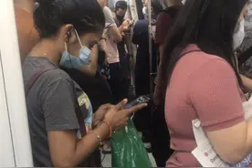 早高峰人挤人，新加坡紧急调整地铁班次图片