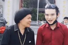 最丑港星八两金全身戴金显豪气，儿子帅气像鲜肉，两人颜值差好多图片