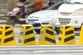 过马路也要抬着婴儿车？斑马线上隔离墩太密集，是误解还是？图片