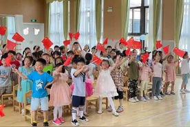 新蕾中心幼儿园：童星献唱 歌声飞扬图片