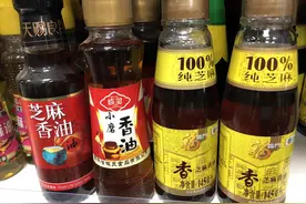 这样“假香油”好多人在吃，买香油记得“3辨”，一碗清水现原形图片