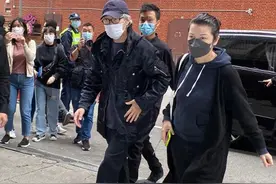 周星驰闪现吴孟达葬礼9分钟，瘦到撑不起裤腿，惹人心疼图片