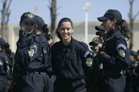 哪个国家的警服好看？意大利的军警披风，加拿大女骑警的红色制服图片