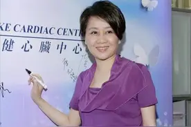 赌王四太梁安琪真是大婶辈的穿搭模板，穿时尚套装裙，大方又优雅图片