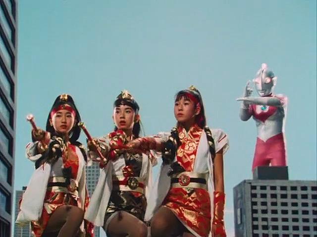 三个女孩变成巨人和奥特曼一起打怪兽，男孩却偷偷用照相机拍裙底