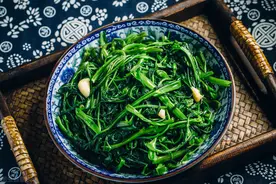 爆炒空心菜，怎样才能又绿又鲜？下锅前多加1步，菜叶鲜亮不发黑图片