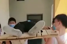 跟风！小学生模仿"抬棺舞"，家长忧：玩椅子很危险图片