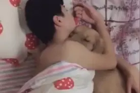 女子外地出差，回到家后看到男友在睡觉，瞬间发飙了图片
