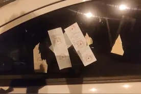 一辆车每天都被贴罚单，是车主太任性还是交警叔叔太敬业？图片