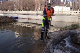 城中区市政公用服务中心：全力打捞河道漂浮物 营造清洁水环境图片