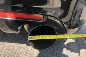 花万元改装排气管，晚上炸街被发现，男子：我平常踩油门都很温柔图片