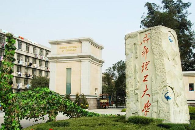 四川公布高校转学信息，有学生从985高校转到二本，网友却说很值
