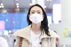童瑶机场秀身材，米白色风衣内搭白色T恤，优雅舒适太养眼图片