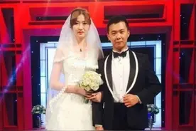 2米女巨人嫁给1.8米丈夫，回家总是撞门框，婆婆：拆门换大的图片