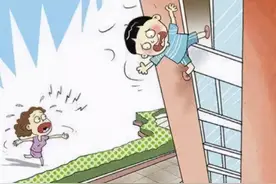 悲剧再现！妈妈抱着3个月大的娃阳台乘凉，孩子却滑脱坠楼图片