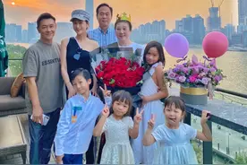 陈浩民一家与岳父岳母拍全家福：岳父比女婿高不少，岳母保养好图片